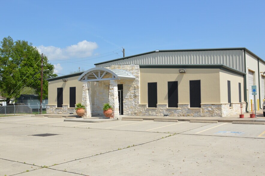 More Photos Of 1105 N Main St, Highlands Warehouse For Lease