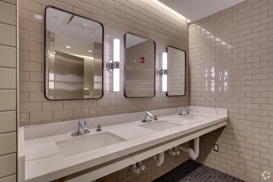 More Photos Of 2015 Spring Rd, Oak Brook Office For Lease