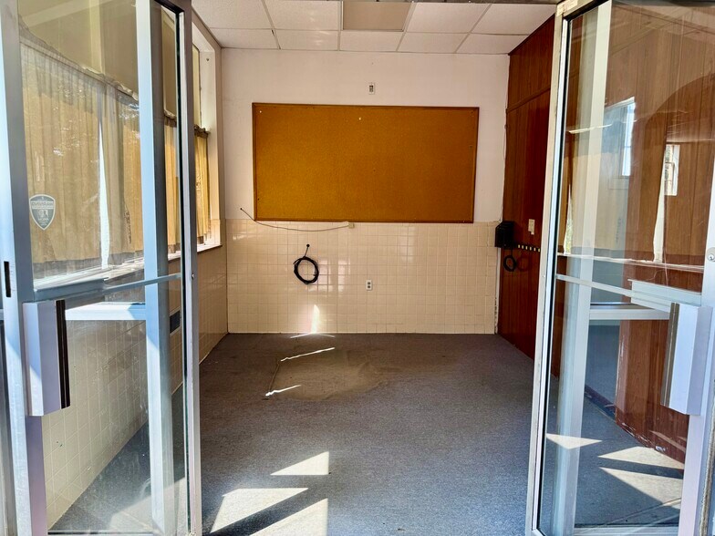 More Photos Of 1015 Main St, Conneautville Office For Sale