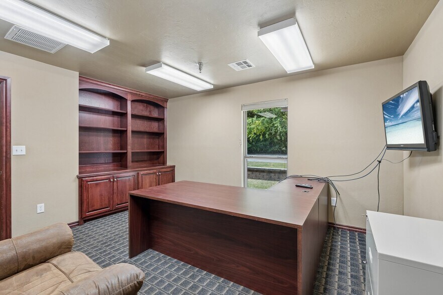 More Photos Of 2933 S Bryant Ave, Edmond Office For Sale