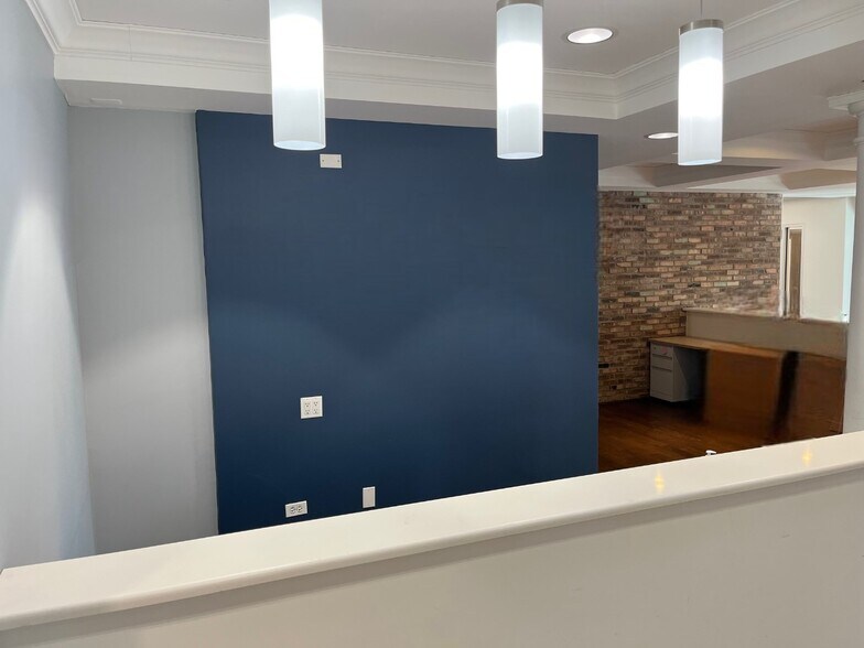 More Photos Of 35 E 1st St, Hinsdale Storefront Retail Office For Lease