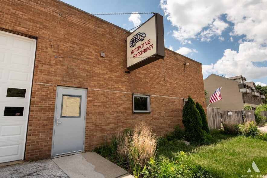 More Photos Of 926 Main St, Lemont Light Distribution For Sale