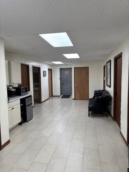 More Photos Of 707-709 N Palestine St, Athens Medical For Lease