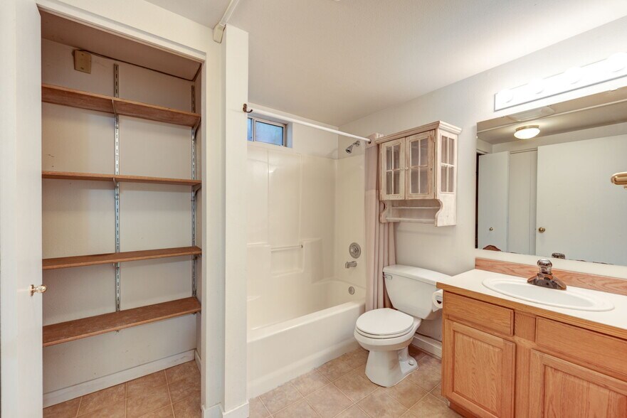 More Photos Of 654 W Main St, Monroe Office For Sale