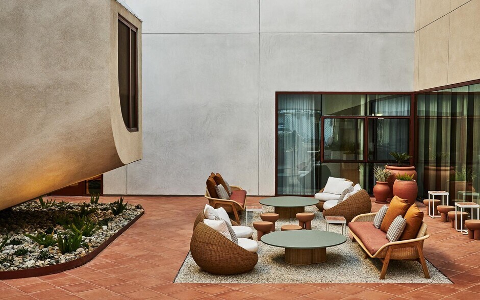 More Photos Of 5170 W Adams Blvd, Los Angeles Hotel For Lease