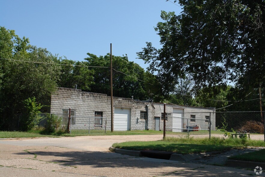 More Photos Of 200 N Millwood St, Wichita Warehouse For Sale