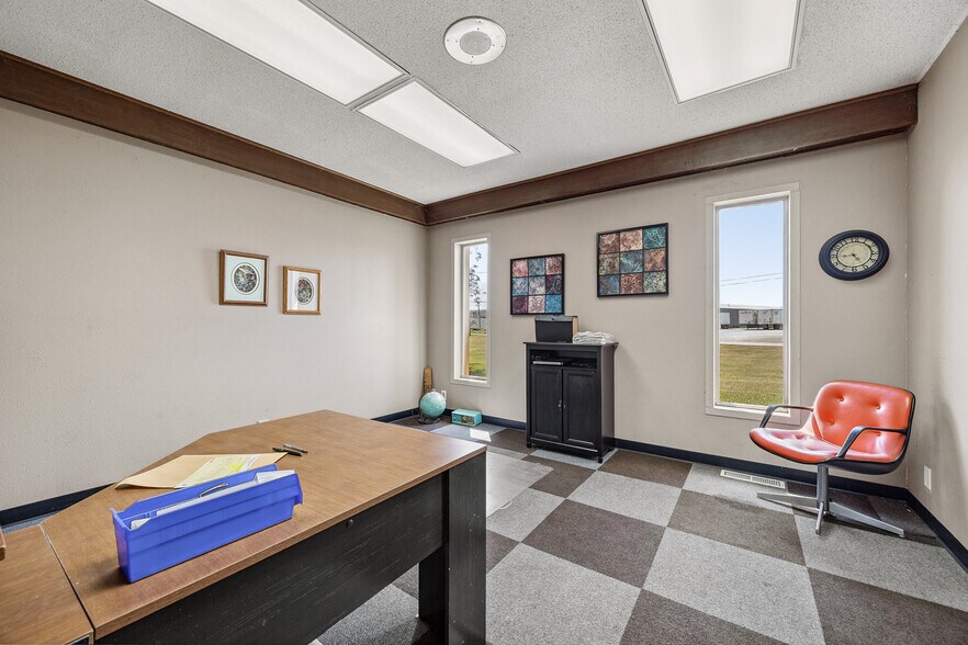 More Photos Of 2860 Industrial Park Rd, Iowa City Warehouse For Sale