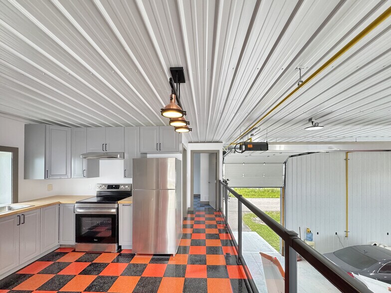 More Photos Of #30 1422 Township 320 Mountain View County rd, Didsbury Specialty For Sale