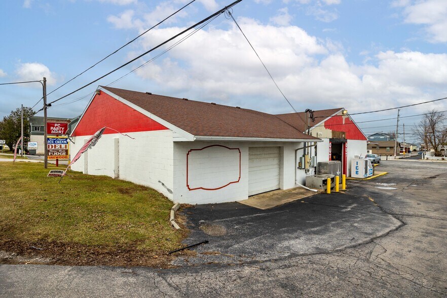 More Photos Of 2048 E Sand Rd, Port Clinton Freestanding For Sale