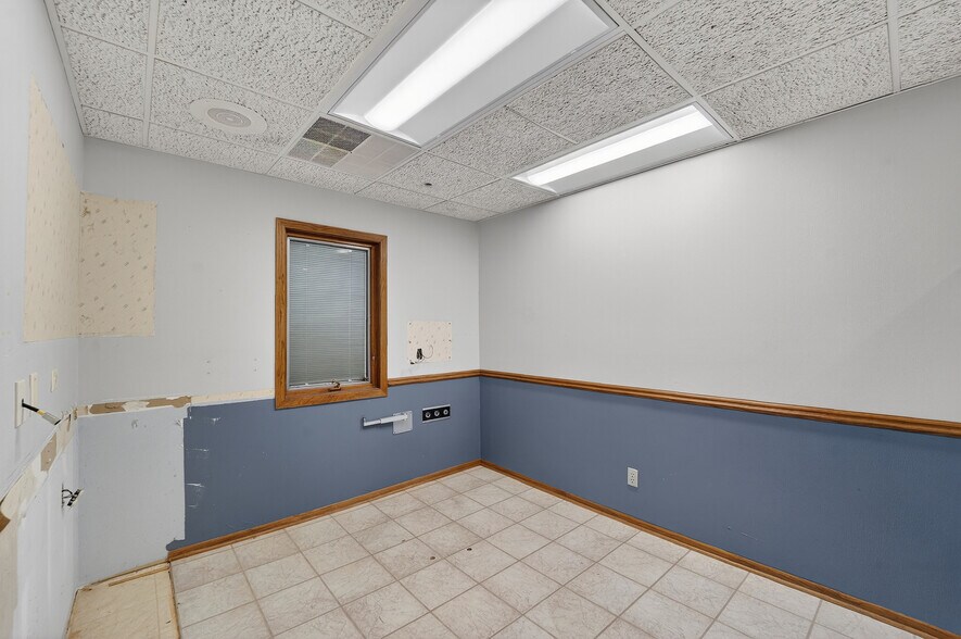 More Photos Of 533 S Main St, West Bend Office For Sale
