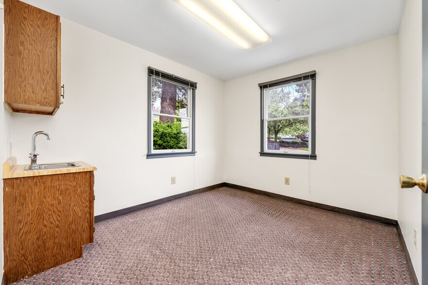 More Photos Of 10 Youell St, Florence Office For Sale
