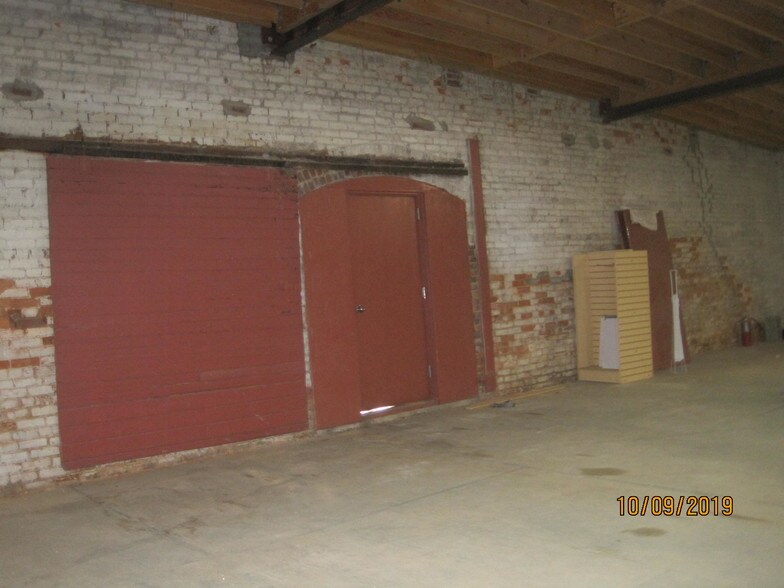 More Photos Of 211 Rankin St, Fayetteville Showroom For Lease