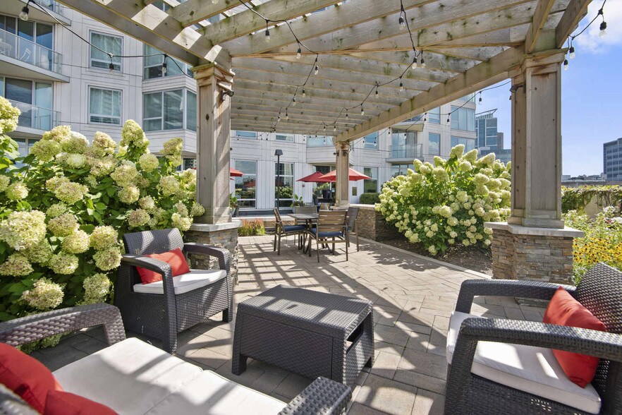 More Photos Of 300 N Canal St, Chicago Apartments For Lease