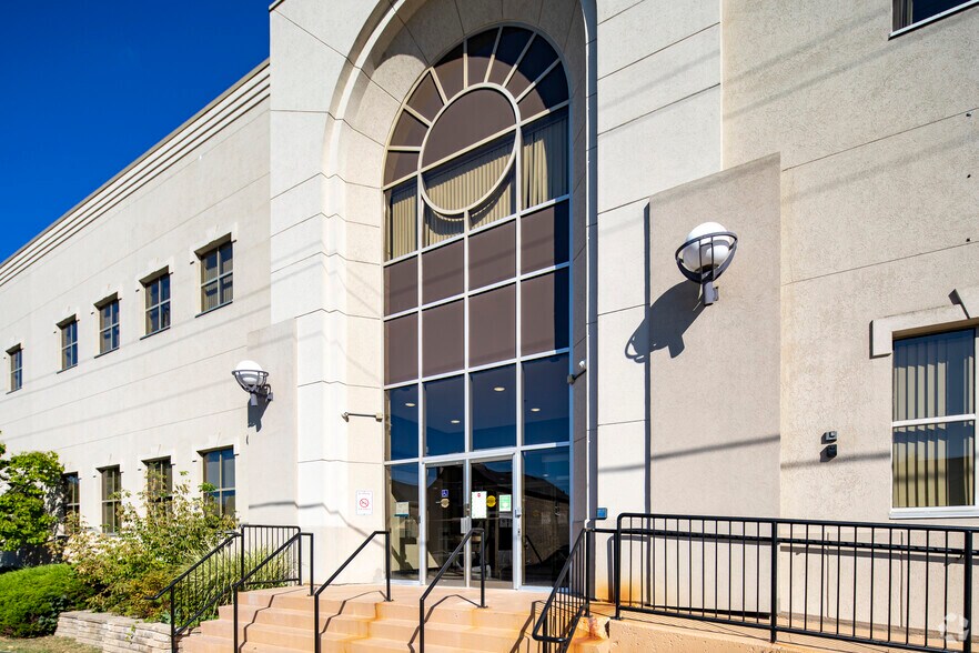 More Photos Of 78 Richmond St W, Oshawa Office For Lease