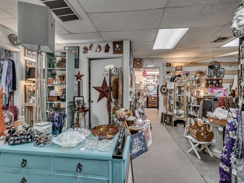 More Photos Of 6726 NW 38th St, Bethany Office For Sale