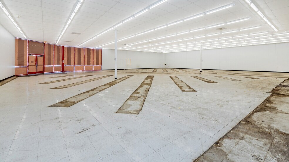 More Photos Of 8145 W US Hwy 2, Iron Mountain Freestanding For Sale