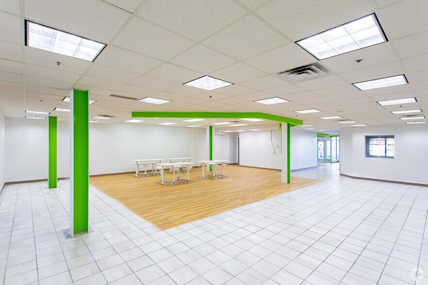More Photos Of 7080 N Mccormick Blvd, Lincolnwood Warehouse For Lease