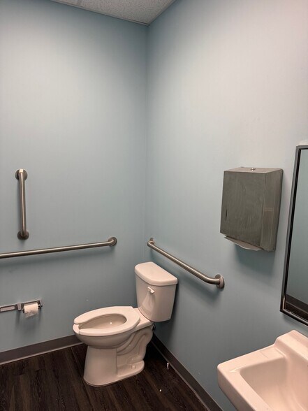 More Photos Of 6661 Dixie Hwy, Louisville Storefront For Lease