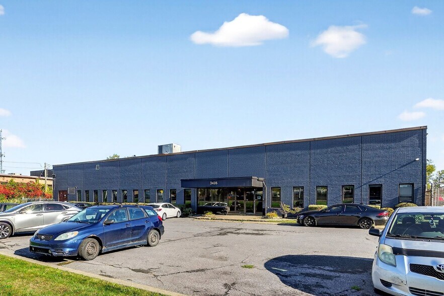 More Photos Of 3435 Boul Pitfield, Montréal Distribution For Lease