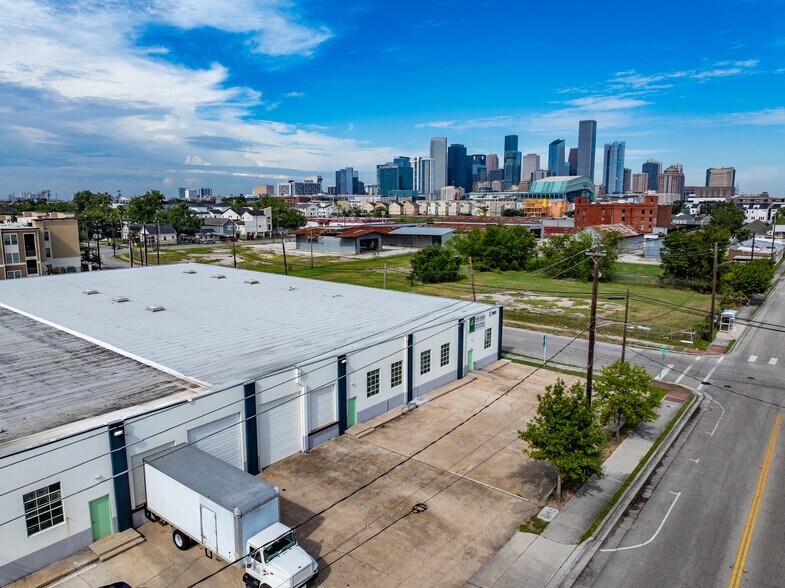 More Photos Of 2802 Canal St, Houston Warehouse For Lease