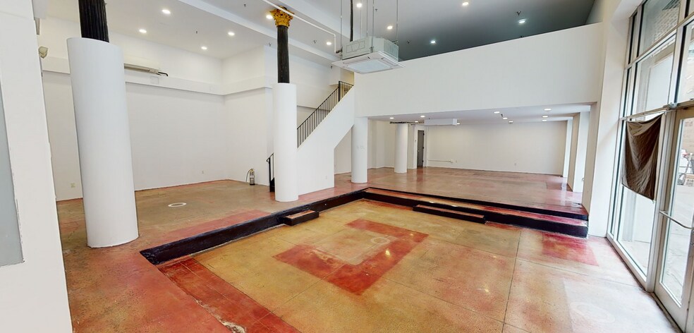 More Photos Of 68 Franklin St, New York General Retail For Lease