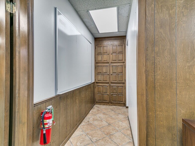 More Photos Of 6700 S Western Ave, Oklahoma City Office For Sale
