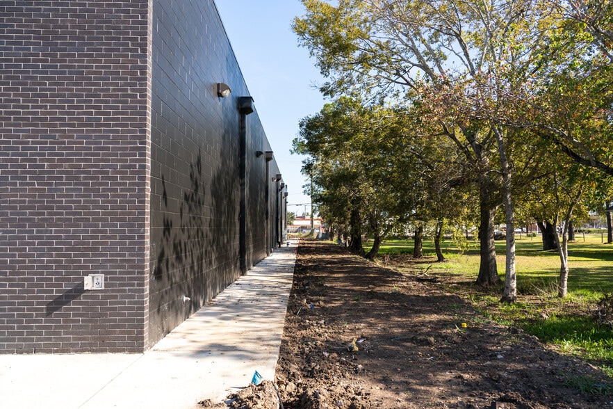 More Photos Of 2903 S Main St, Stafford Storefront For Lease