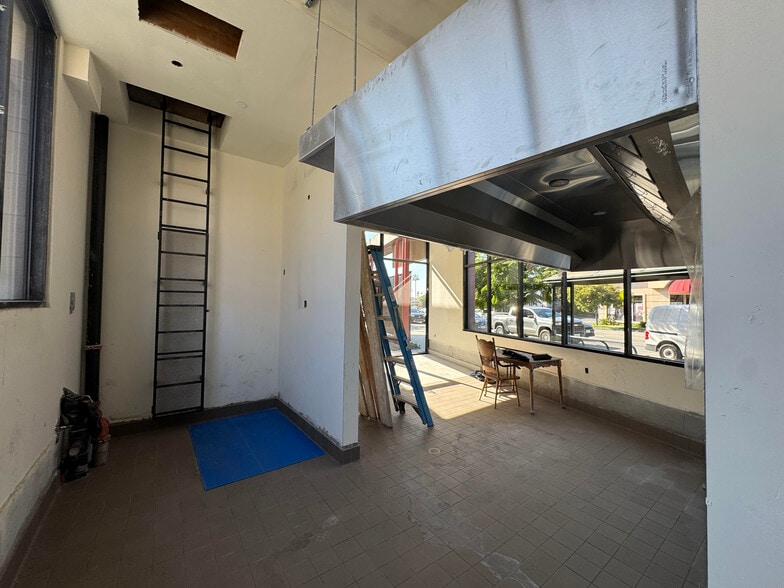 More Photos Of 500 S Glendale Ave, Glendale General Retail For Lease