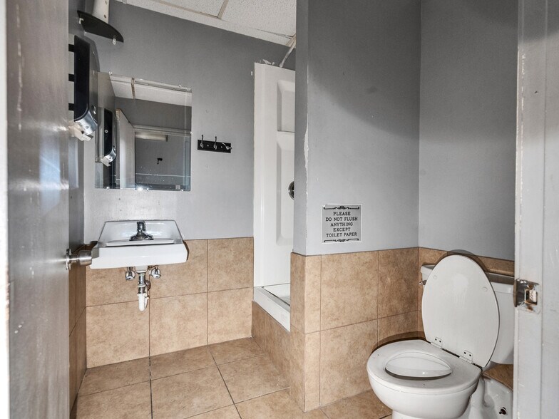 More Photos Of 815 Emancipation Ave, Houston Industrial For Sale