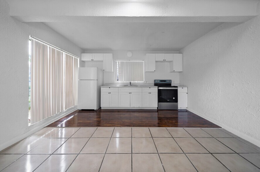 More Photos Of 1943-1947 Buchanan St, Hollywood Apartments For Sale