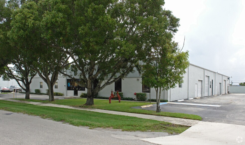More Photos Of 1372-1374 N Killian Dr, West Palm Beach Warehouse For Lease