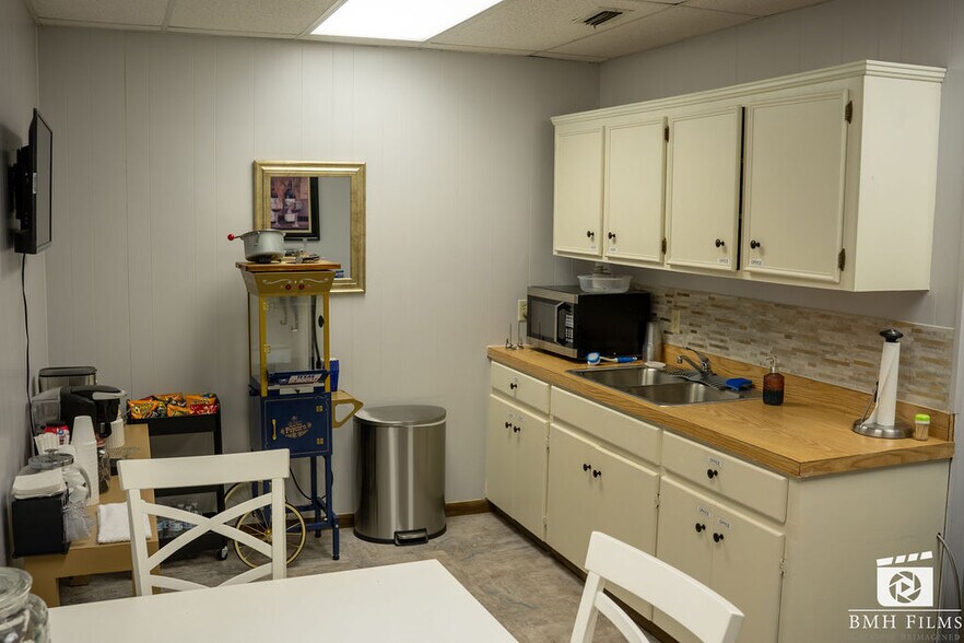 More Photos Of 707-709 N Palestine St, Athens Medical For Lease