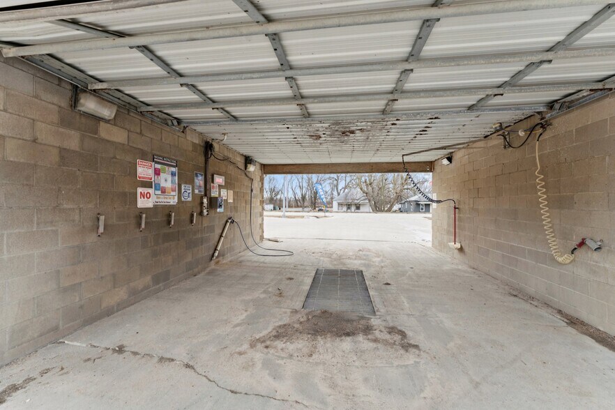 More Photos Of 630 W Elkhorn St, Arlington Freestanding For Sale