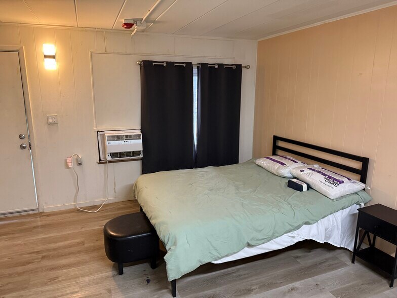 More Photos Of 111 W 12 Mile Rd, Royal Oak Hotel For Sale