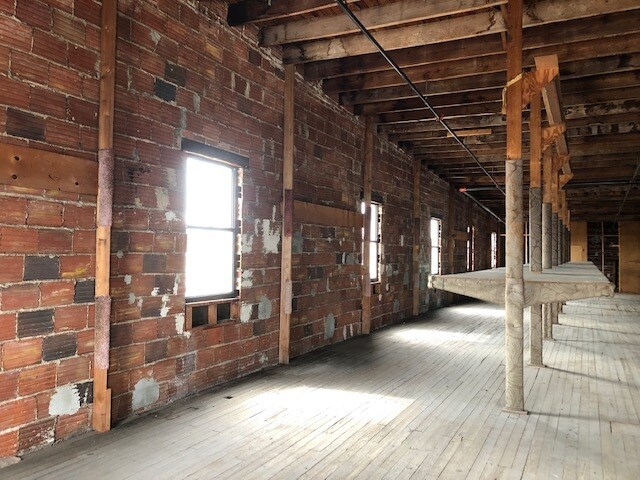 More Photos Of 801 8th Ave W, Palmetto Showroom For Lease