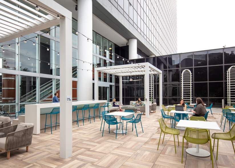 More Photos Of 24 Greenway Plz, Houston Office For Lease