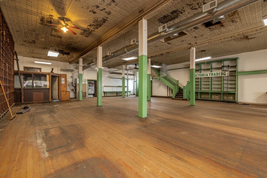 More Photos Of 1801 Main, Victoria General Retail For Sale