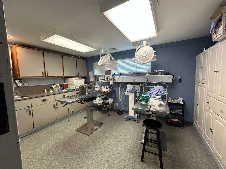 More Photos Of 13018 Newcastle Way, Newcastle Veterinarian Kennel For Sale