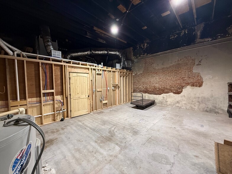 More Photos Of 217 W Main St, Tishomingo Storefront Retail Office For Lease