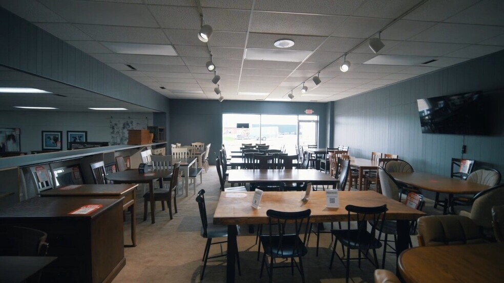 More Photos Of 101 9th St, Charles City General Retail For Sale