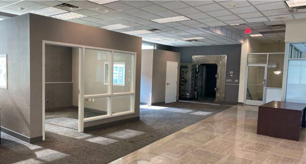 More Photos Of 35 W Long Lake Rd, Bloomfield Hills Bank For Lease