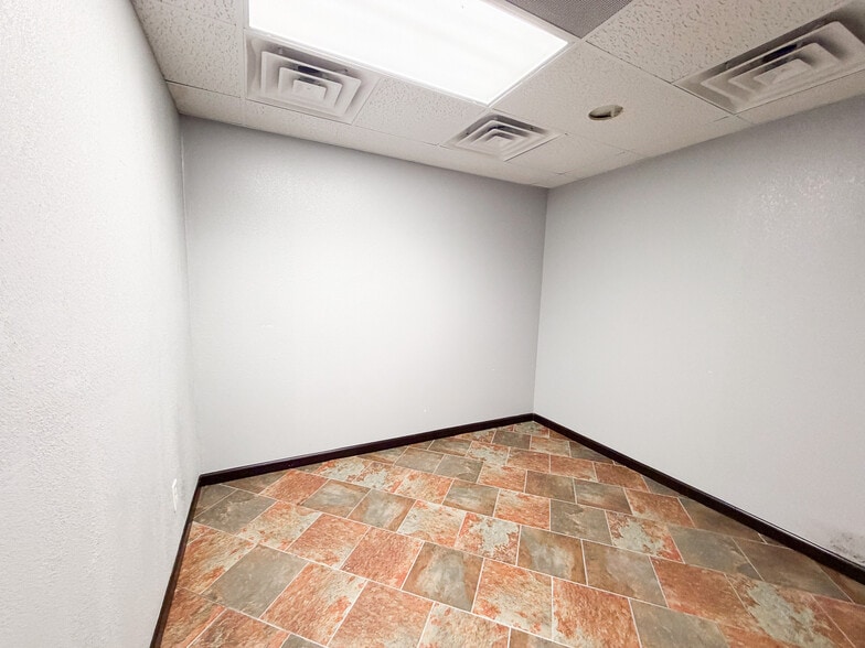 More Photos Of 3711 20th St, Lubbock Office For Sale
