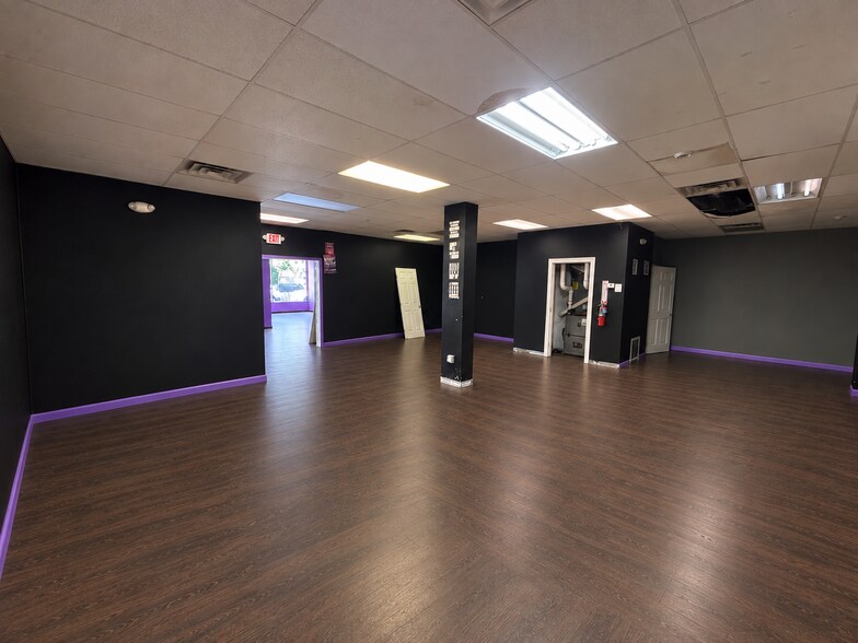 More Photos Of 1 Queen Anne Rd, Bogota Storefront Retail Residential For Lease