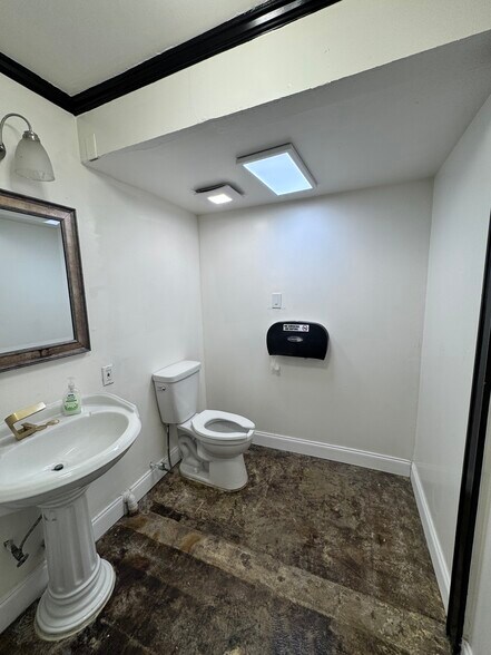 More Photos Of 8418 Broadway St, San Antonio Industrial For Sale