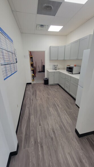 More Photos Of 2524-2526 S Tryon St, Charlotte Warehouse For Sale