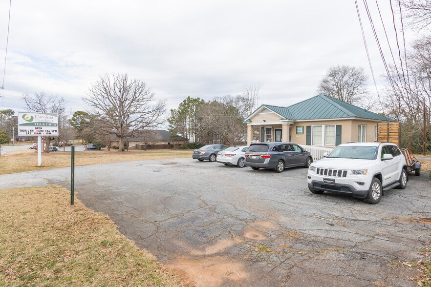 More Photos Of 2816 E North Ave, Anderson Funeral Home For Lease