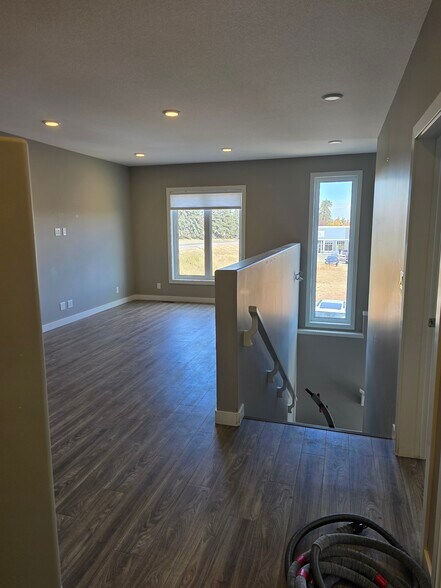 More Photos Of 110 Pelican Pl, Sylvan Lake Office For Lease