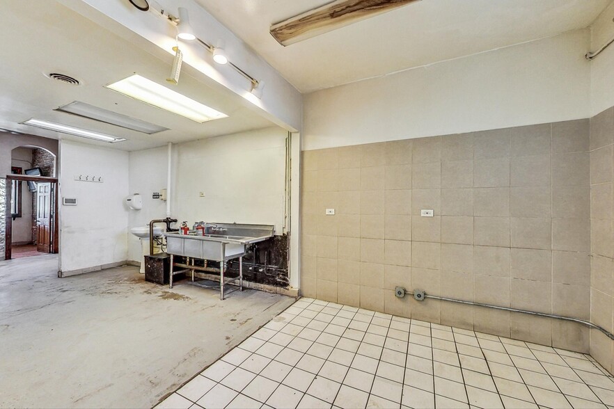 More Photos Of 2806 W Lake St, Chicago Fast Food For Lease