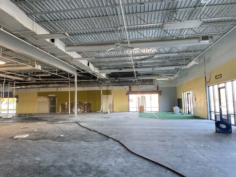 More Photos Of 1550 W 75th St, Downers Grove General Retail For Sale