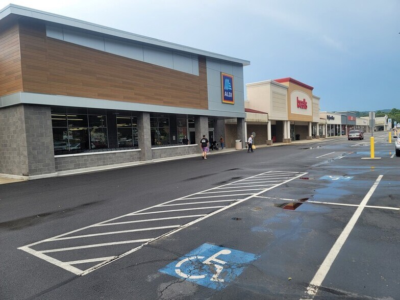 Primary Photo Of 11 Rt 22 Plz, Huntingdon Unknown For Lease